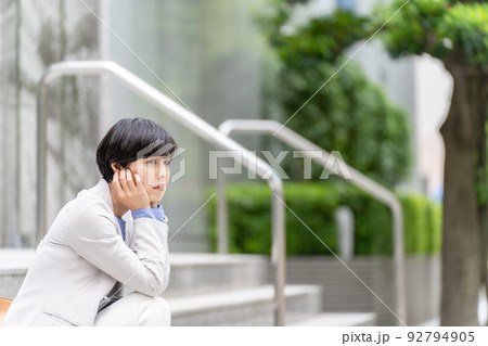 悩む　女性　ビジネス 92794905