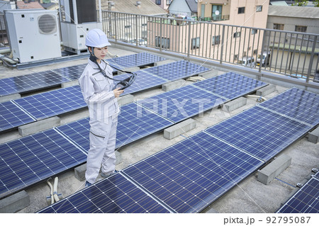 太陽光パネル　保守点検　女性 92795087