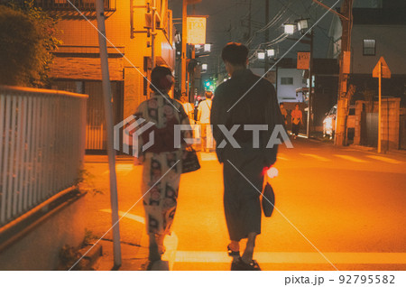 恋人 浴衣 後ろ姿 帰り道 恋人 浴衣 後ろ姿 帰り道 92795582