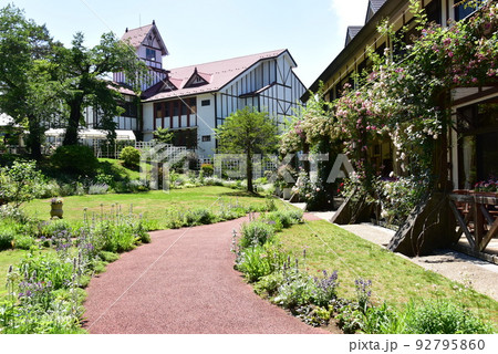 富士河口湖町 桔梗屋河口湖フラワーガーデン散策路と満開のバラ 富士河口湖町 桔梗屋河口湖フラワーガーデン散策路と満開のバラ 92795860