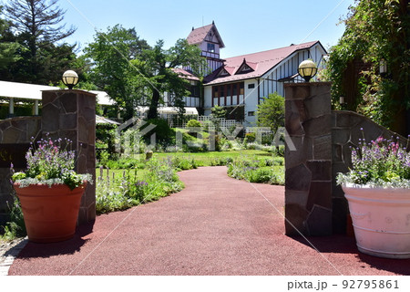 富士河口湖町　桔梗屋河口湖フラワーガーデン散策路と青空 92795861