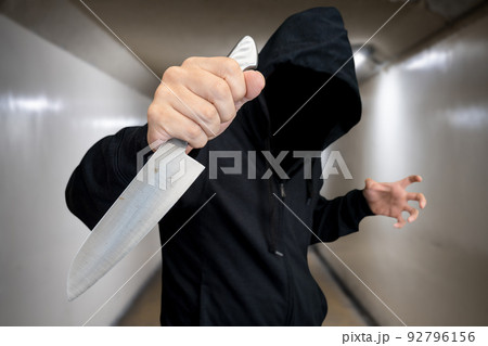 刃物を持って襲い掛かる人物 92796156