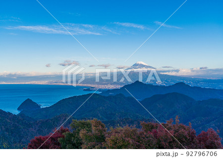 （静岡県）伊豆パノラマパーク　碧テラスの向こうに、冠雪した富士山 92796706
