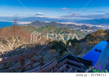 （静岡県）伊豆パノラマパーク　碧テラスの向こうに、冠雪した富士山 92796711
