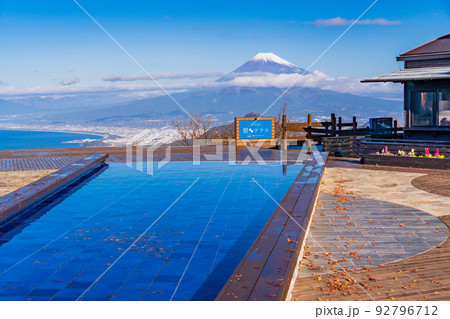 (静岡県)伊豆パノラマパーク 碧テラスの向こうに、冠雪した富士山 (静岡県)伊豆パノラマパーク 碧テラスの向こうに、冠雪した富士山 92796712