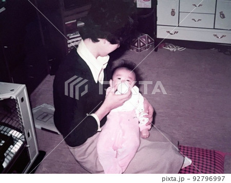 昭和50年代日本 部屋で0歳の娘にミルクをあげる母親 昭和50年代日本 部屋で0歳の娘にミルクをあげる母親 92796997