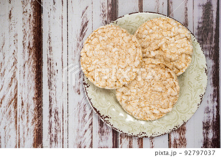 Round rice crackers on a plate on a rustic wooden table. Copy space. Healthy, natural food. Vegan food. 92797037