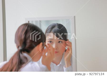 鏡を覗く女性1 92797134