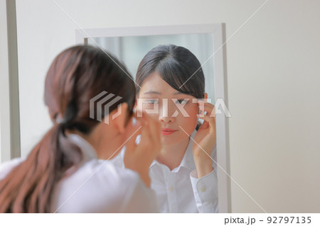 鏡を見て冴えない表情の女性1 92797135