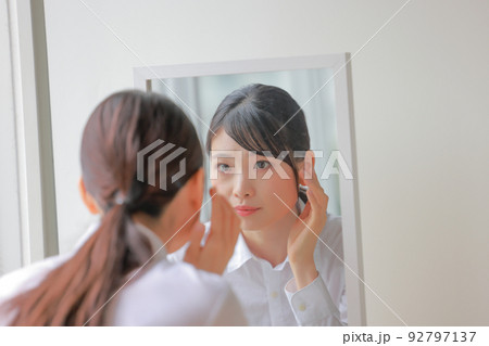 鏡を見て気になることがある女性2 92797137