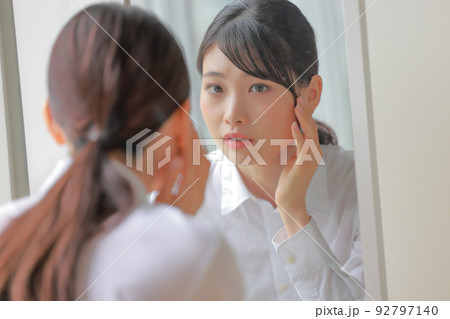 鏡を見て気になることがある女性4 鏡を見て気になることがある女性4 92797140