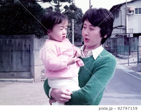 昭和50年代　母親に抱っこされるてお散歩する赤ちゃん 92797159
