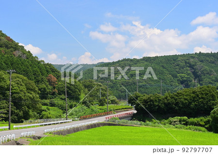 田園沿いの田舎道 小山町桑木の風景 田園沿いの田舎道 小山町桑木の風景 92797707