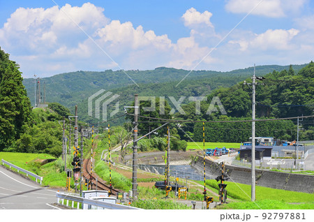 桑木踏切の夏風景 田舎の踏切 ノスタルジックな夏景色 桑木踏切の夏風景 田舎の踏切 ノスタルジックな夏景色 92797881