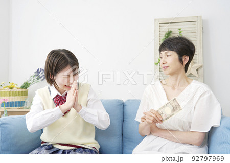 母親にお小遣いをねだる女子高生 92797969