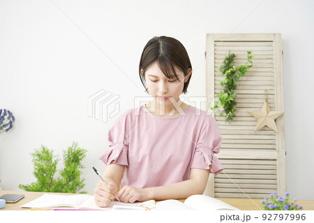 自宅で勉強する女性 自宅で勉強する女性 92797996