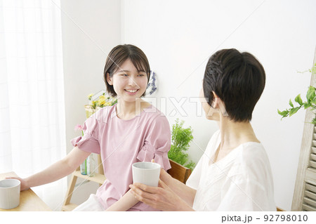 自宅で会話をする母親と娘 92798010