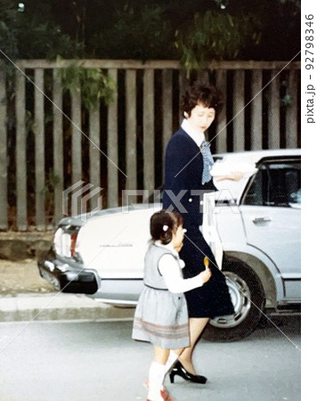昭和50年代 母親と手を繋いで歩く3歳女児 昭和50年代 母親と手を繋いで歩く3歳女児 92798346