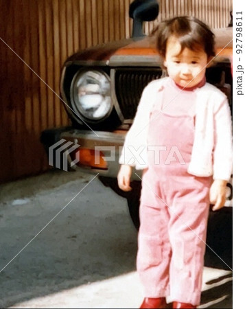 昭和50年代 車の前に立つ女の子 昭和50年代 車の前に立つ女の子 92798611