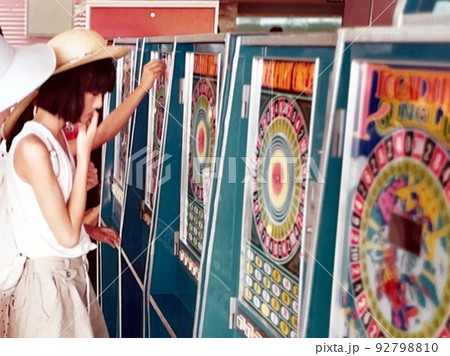 昭和60年代 ゲームセンターで遊ぶ女の子 昭和60年代 ゲームセンターで遊ぶ女の子 92798810