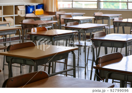 学校の教室　昼間の誰もいない教室 92799096