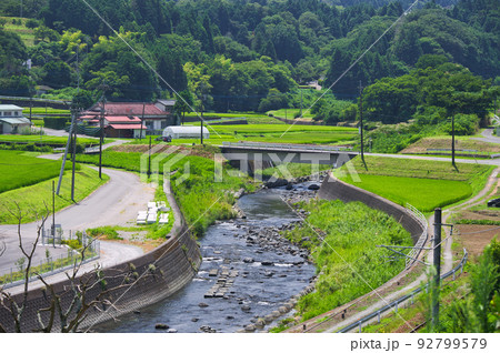 鮎沢川が流れる桑木の里風景　夏の原風景 92799579