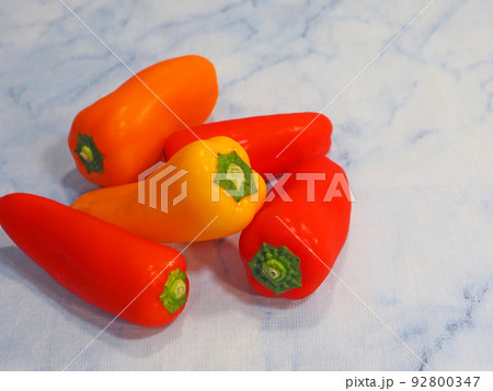 小さくて甘い野菜カラフルなフルーツパプリカ 小さくて甘い野菜カラフルなフルーツパプリカ 92800347