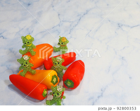 小さくて甘い野菜カラフルなフルーツパプリカとビーズテディベア 92800353