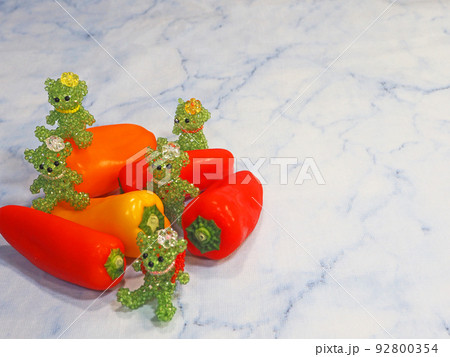 小さくて甘い野菜カラフルなフルーツパプリカとビーズテディベア 92800354