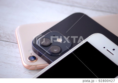 重なる複数のスマホ 92800427