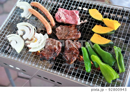 キャンプの焼肉・バーベキュー 92800943