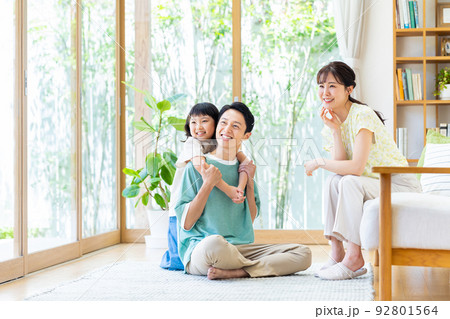 リビングでくつろぐ若い家族 リビングでくつろぐ若い家族 92801564