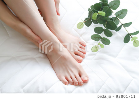 女性の足 フットケア 女性の足 フットケア 92801711