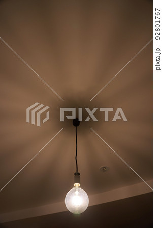 裸電球の照明器具の光と影 92801767