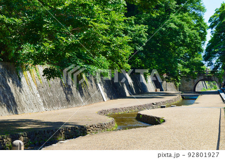 京都　一条戻橋周辺の堀川と水辺 92801927
