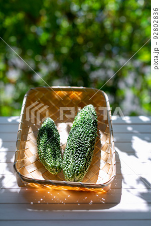 夏野菜　物撮り　ゴーヤー 92802836