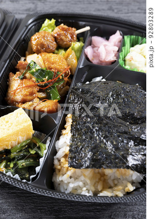 美味しい鶏肉入りのり弁当 92803289