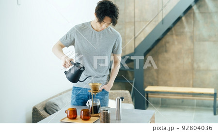 コーヒーを淹れる若い男性 92804036
