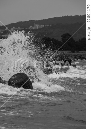 静岡の大浜海岸から見た激しい波しぶきの写真素材