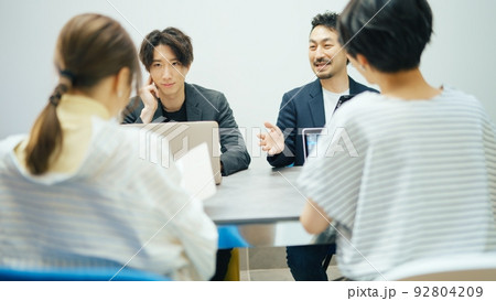 おしゃれなオフィスで働くビジネスマン 92804209