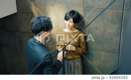 バーで飲み交わす男女 92804303