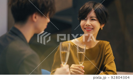 バーで飲み交わす男女 バーで飲み交わす男女 92804304