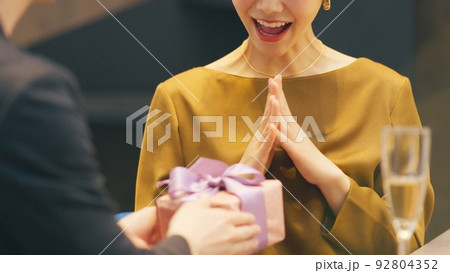 バーで女性にプレゼントする男性 92804352