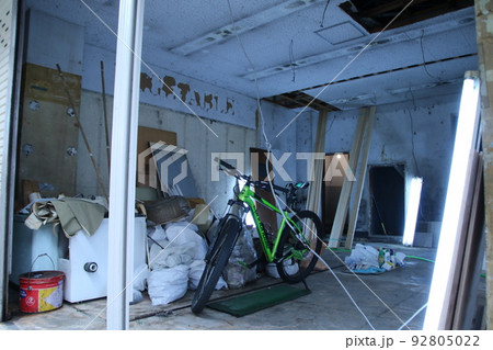 資材置き場と照らされた自転車 92805022