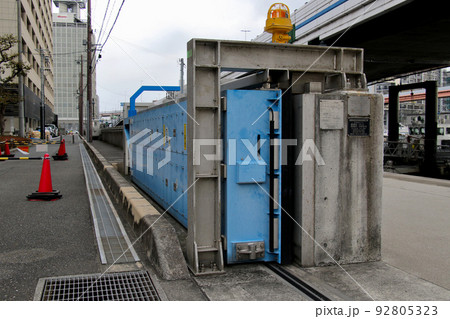 神戸市中央区波止場町ハーバーランドの防潮引戸式ゲート 92805323