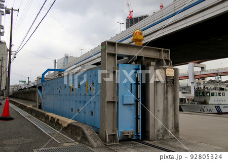 神戸市中央区波止場町ハーバーランドの防潮引戸式ゲート 92805324