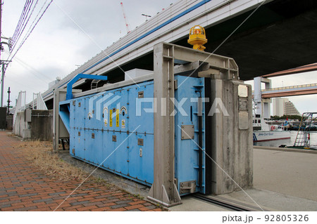 神戸市中央区波止場町ハーバーランドの防潮引戸式ゲート 92805326