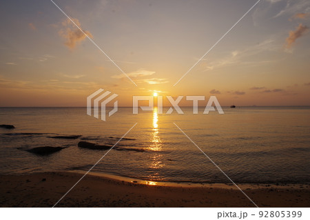 マレーシア　ティオマン島の夕日 92805399