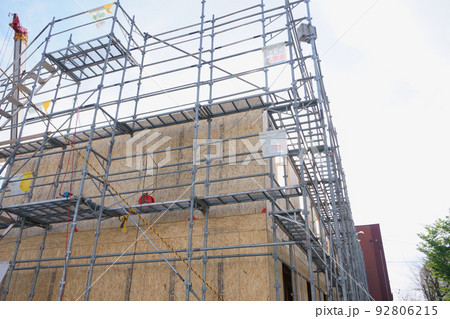 建築中のアパートに取り付けられた足場 建築中のアパートに取り付けられた足場 92806215
