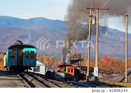 ニューハンプシャー州・ワシントン山のコグ・トレインの線路と歯軌条 92806244